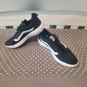 Vans UltraRange Exo Men's Size 9 US Black & White Athletic Sneakers Shoes.